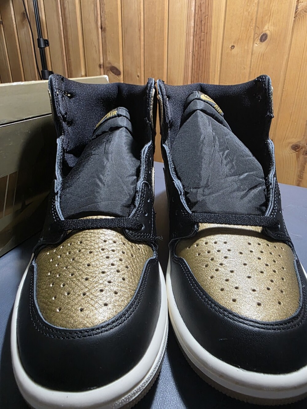 Jordan 1 High Black & Gold Men's High-Top Sneakers Size 10m.
